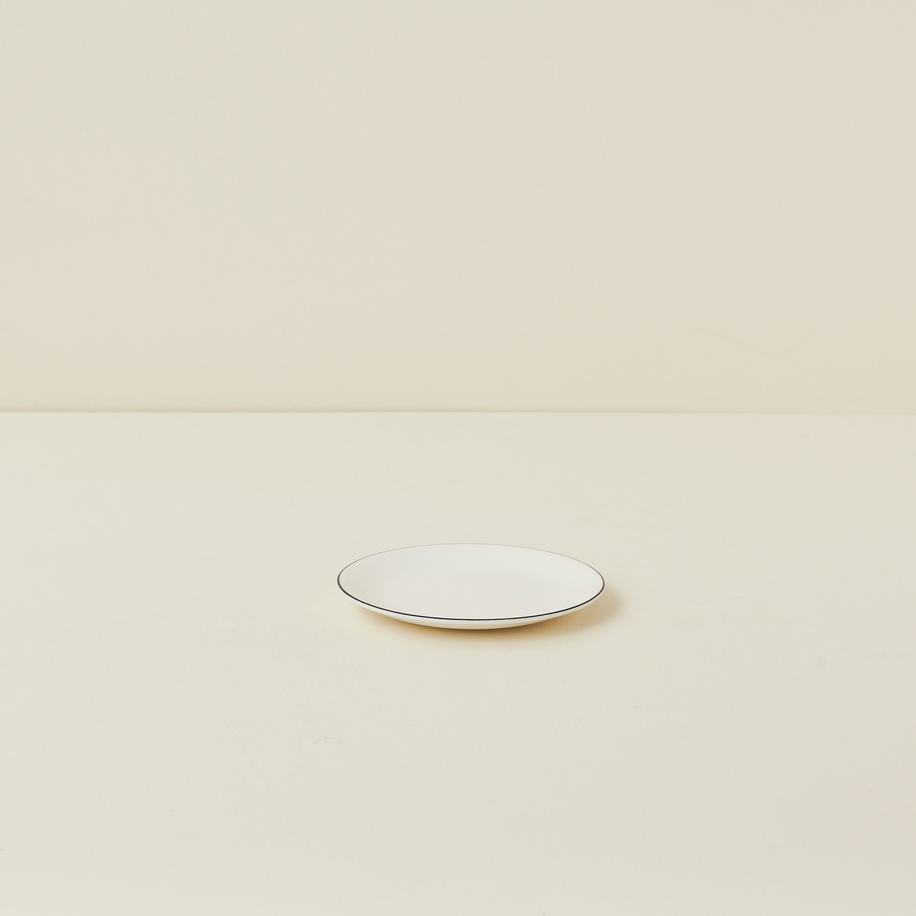 A Table Black Line Canape Plate