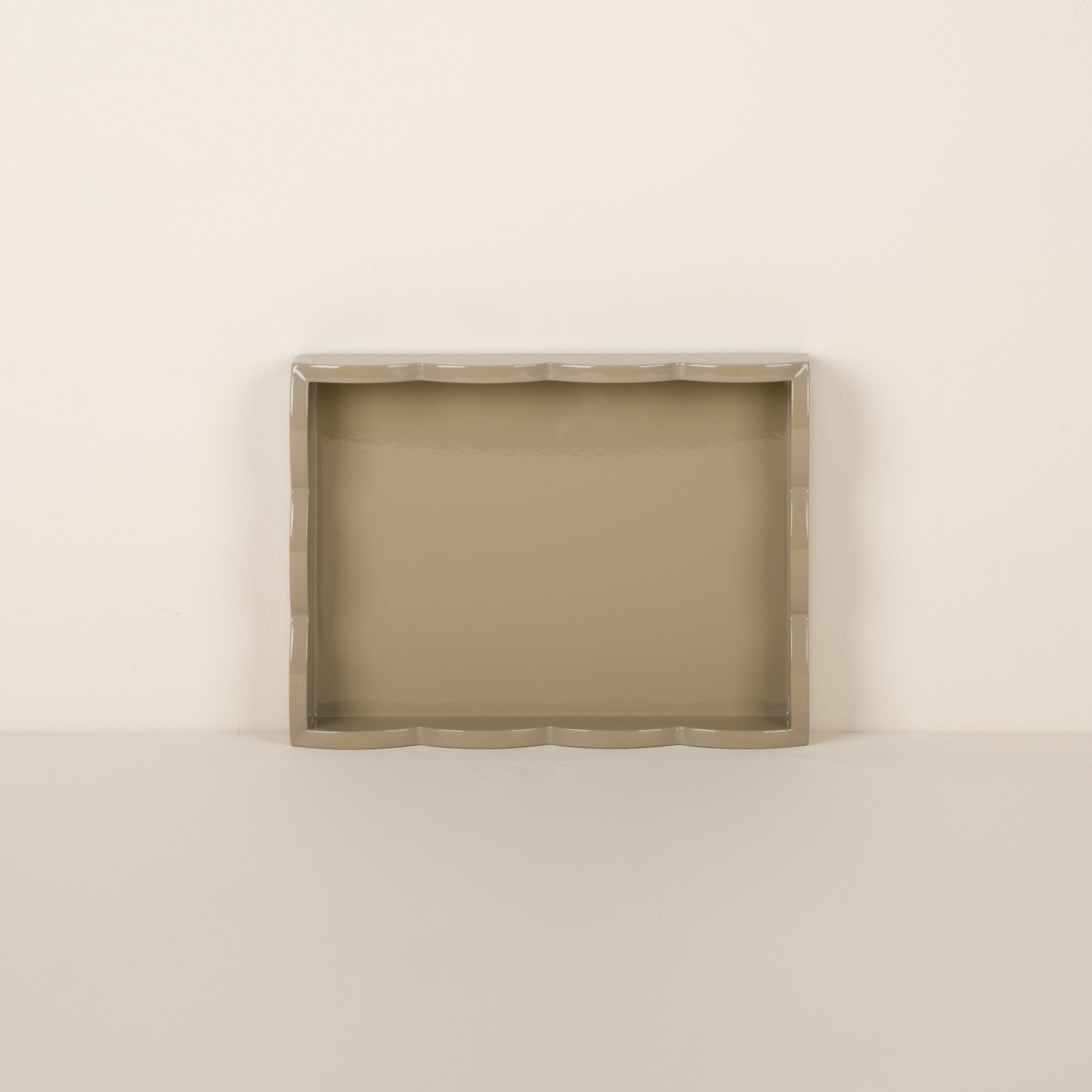 Medium Chiffon Lacquered Scallop Tray
