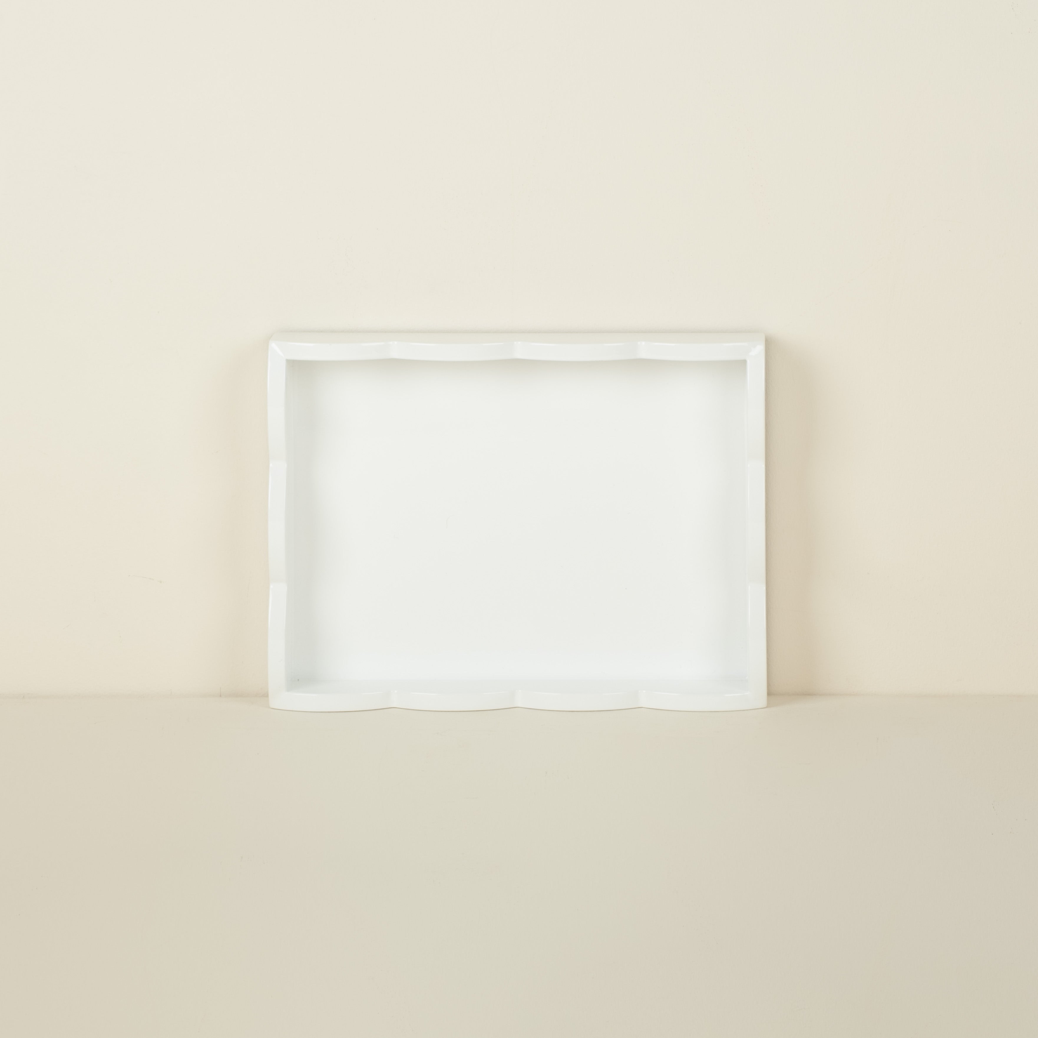 Medium White Lacquered Scallop Tray