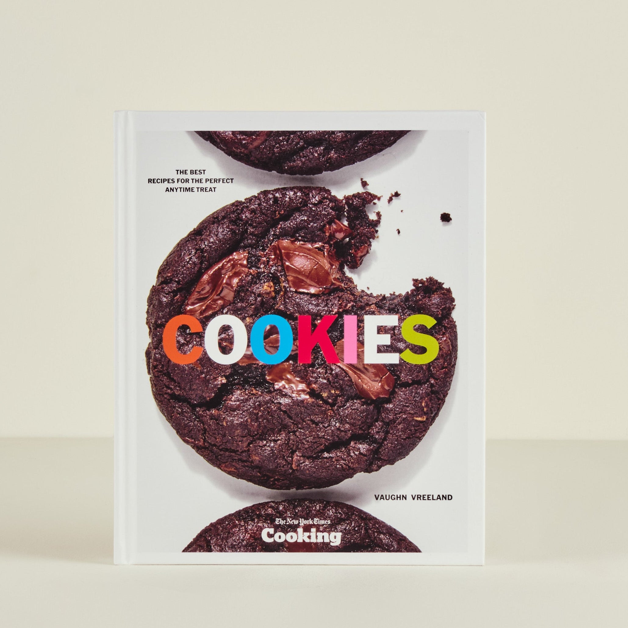 Book cover of 'Cookies' with a chocolate cookie and colorful text on a beige background